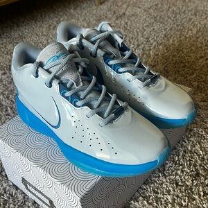 Blue Nike “LeBron 21” Sneakers- Size 7(men) | 9(women)